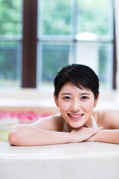 年轻女子泡花瓣浴