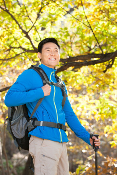 年轻男子徒步旅行