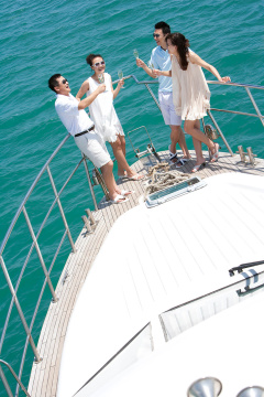 成功人士在游艇上喝香槟