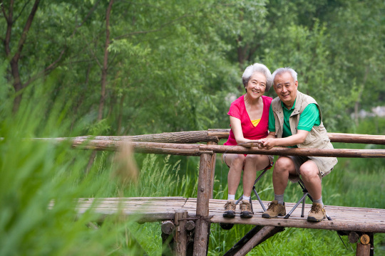 老两口野外钓鱼