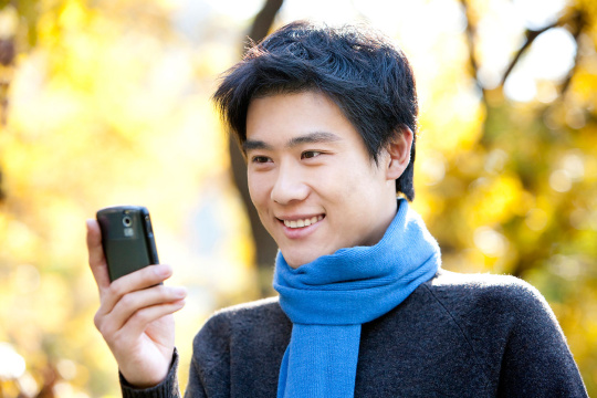 青年男子用手机