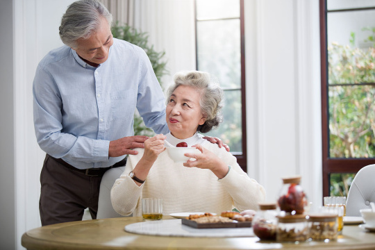 快乐的老年夫妇吃早餐