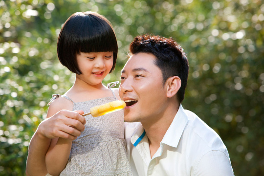 父女享受快乐时光