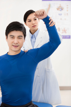 医生给病人做检查