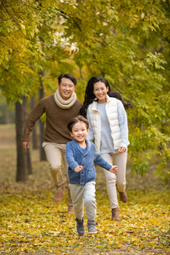 快乐的年轻家庭在树林里嬉戏