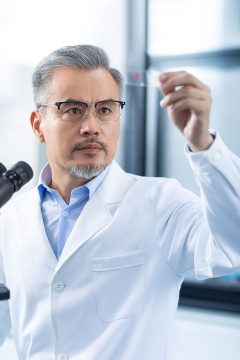 医学研究员在实验室工作