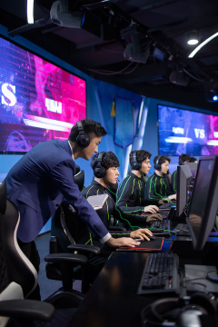 电竞教练指导队员