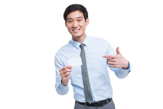 年轻商务男士展示名片