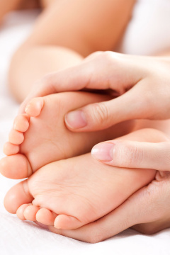 妈妈抚摸宝宝的脚