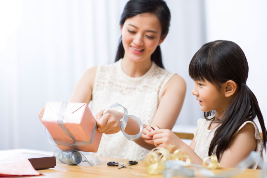 母亲和女儿一起包装礼物