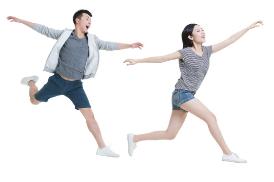 快乐的年轻情侣奔跑