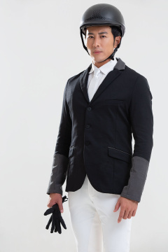 年轻男士身穿马术服