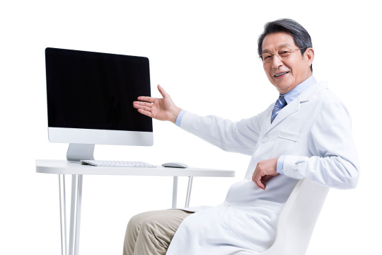 专家坐在电脑前