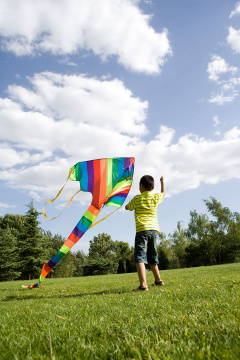 男孩放风筝
