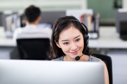 年轻的客服代表