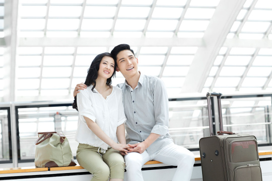 年轻情侣在地铁站