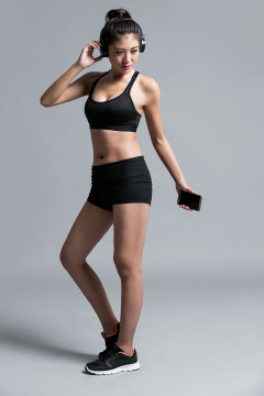 年轻女运动员听音乐