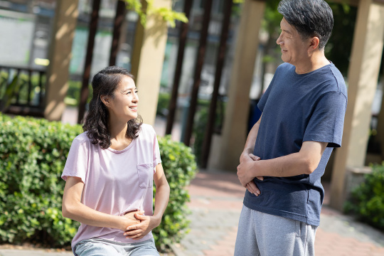 成熟夫妇健身后休息