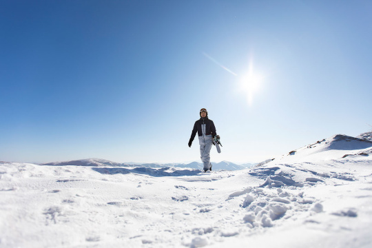 年轻男子户外滑雪