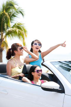 年轻人驾敞篷车出游