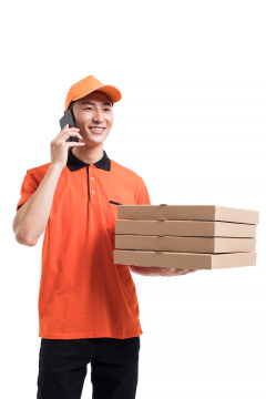 年轻的披萨送餐员打电话