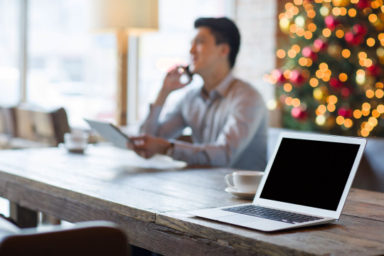 年轻男子和笔记本电脑