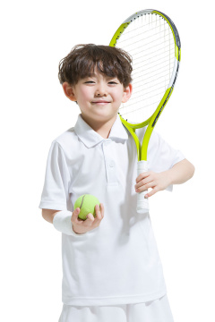 可爱的小男孩打网球