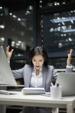 商务女士在办公室加班