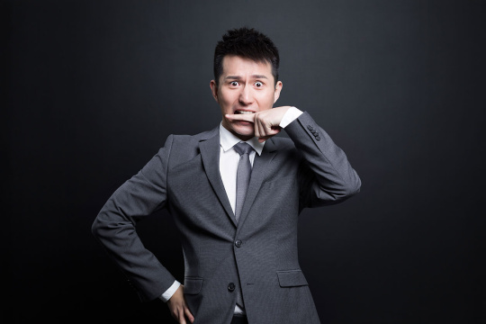 惊恐的商务男士