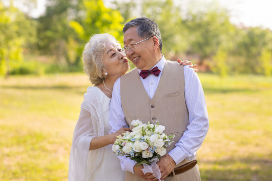开心的老年新婚夫妇