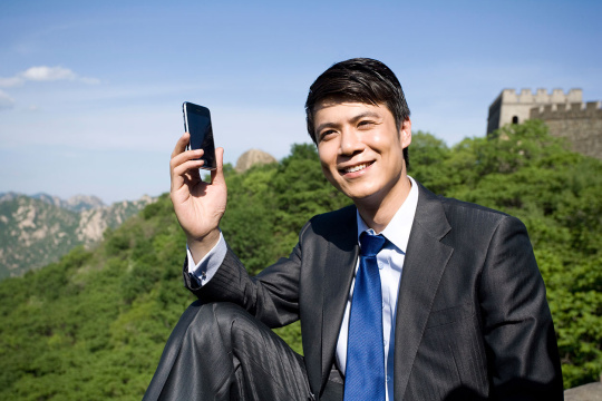 商务男士在长城