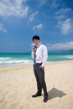 商务男士在海边