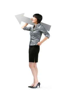 拿箭头的商务女士