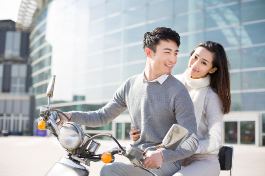 年轻情侣骑摩托车