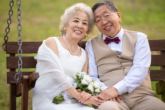 开心的老年新婚夫妇
