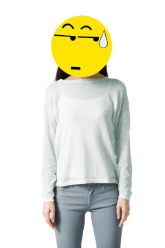 年轻女子戴着一张汗颜的卡通脸