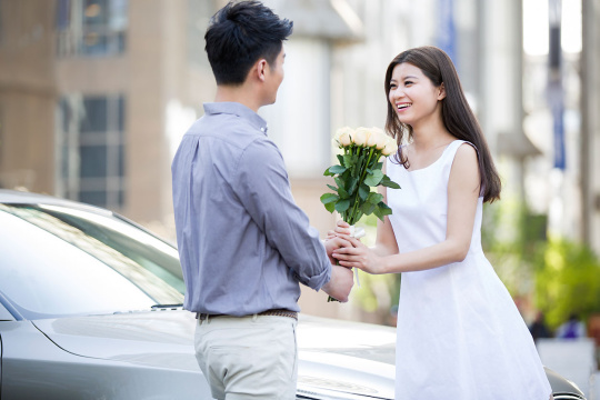 年轻男子给女朋友送花