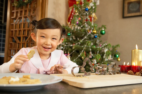 小女孩过圣诞节