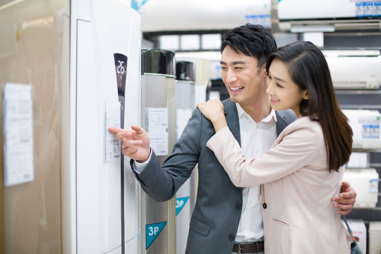 年轻情侣在家电商场挑选空调