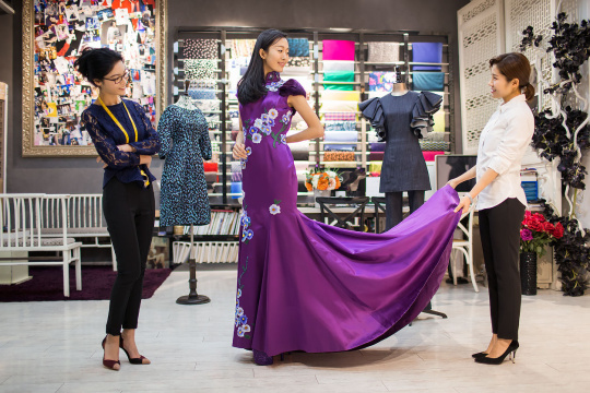 年轻女子试穿定制的裙装