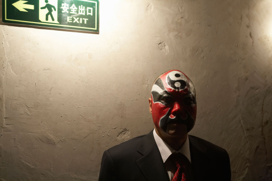 画脸谱的男商人