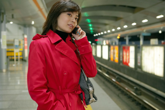 年轻女子打电话