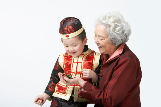 奶奶抱着孙子吃糖