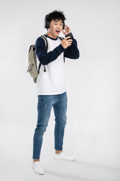 年轻男士戴着耳机听音乐