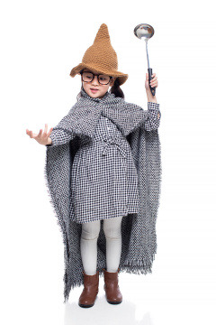 快乐的小女孩装扮成魔法师