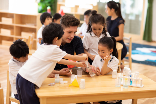 孩子们在教室做科学试验