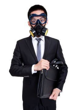 戴防毒面具的商务男士