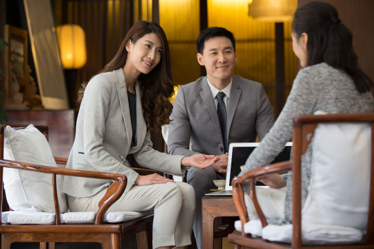 商务人士与中年女子交谈