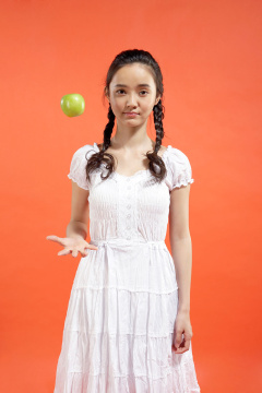 年轻女子与苹果