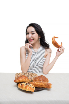 年轻时尚女性和面包